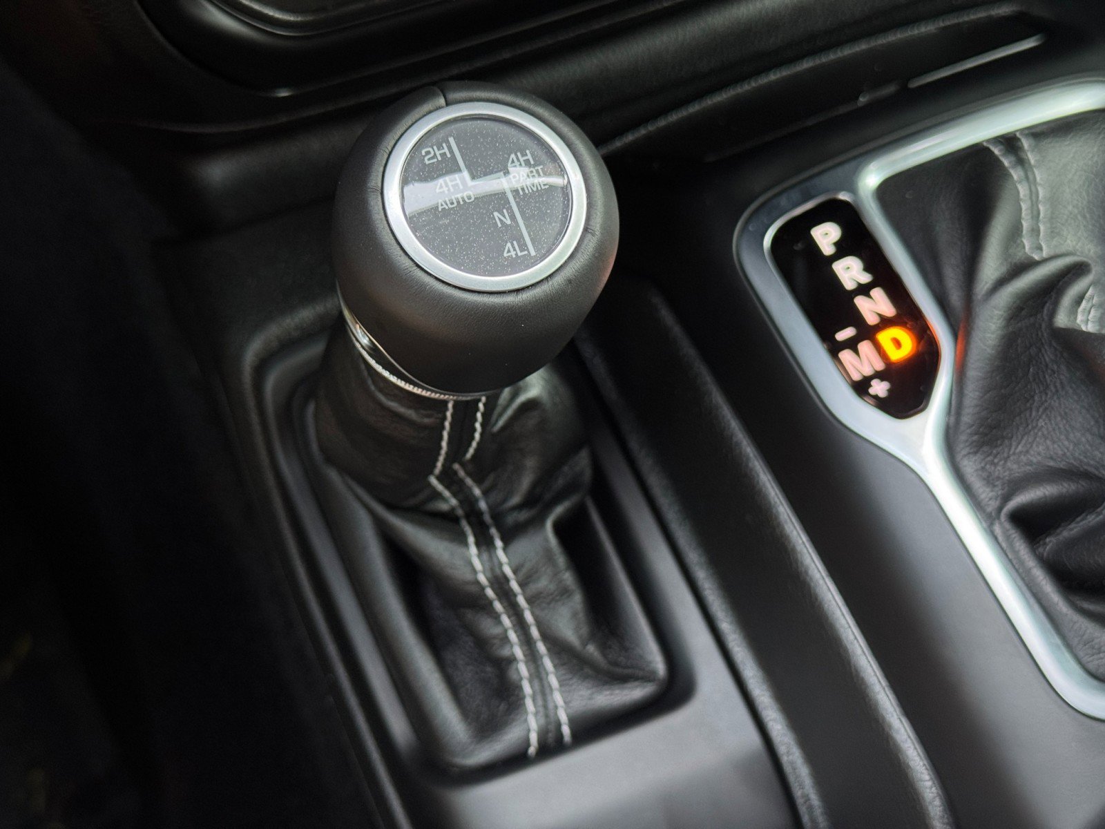 Used 2023 Jeep Wrangler Unlimited Sahara AWD/4WD image 28