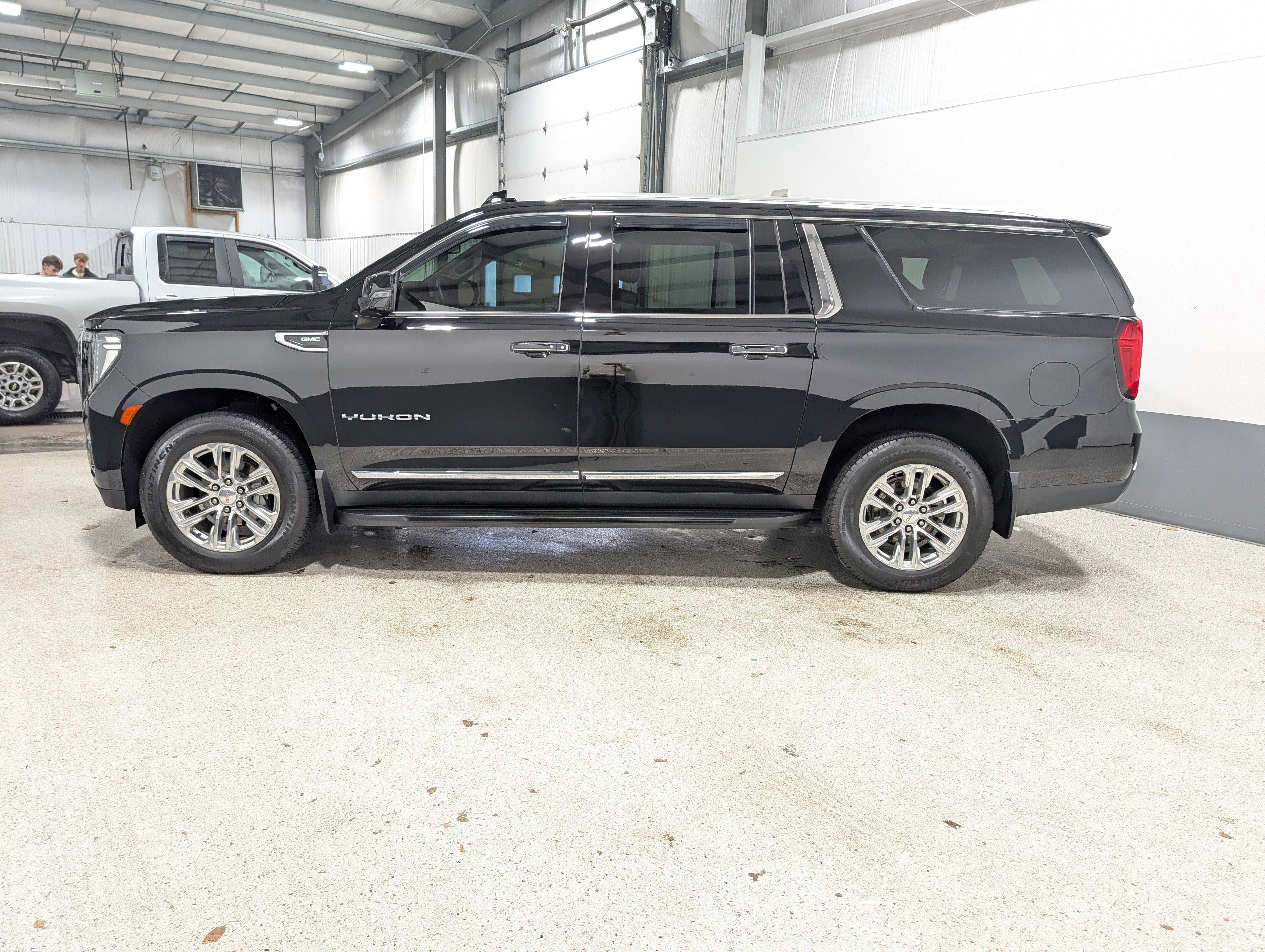 Used 2022 GMC Yukon XL SLT w/ SLT Luxury Package image 6