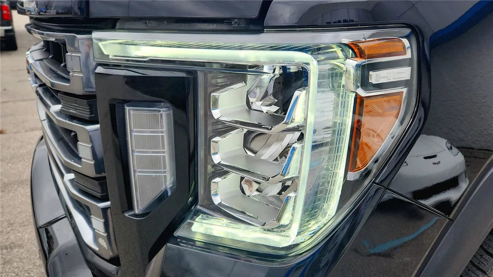 Used 2022 GMC Sierra 2500 AT4 w/ AT4 Premium Plus Package AWD/4WD image 3