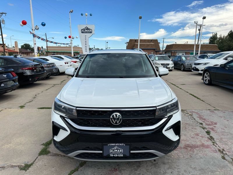 Used 2022 Volkswagen Taos SE w/ Panoramic Sunroof Package AWD/4WD image 2