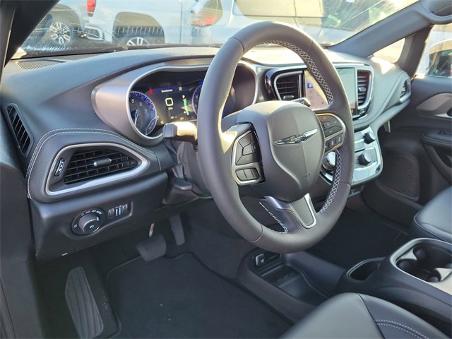 New 2026 Chrysler Pacifica Select image 7