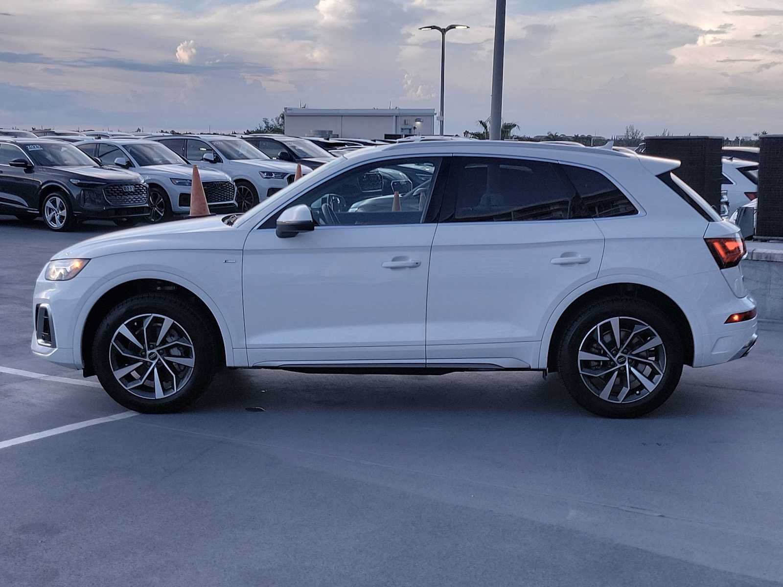 Certified 2023 Audi Q5 2.0T Premium w/ Convenience Package AWD/4WD image 3