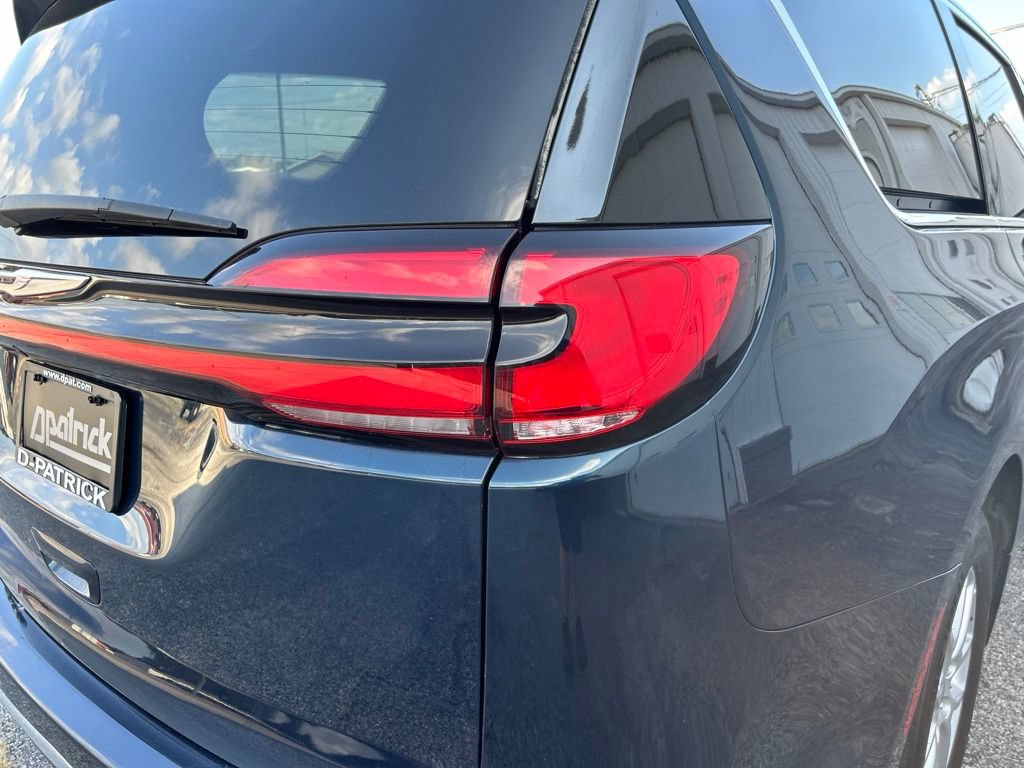 Used 2025 Chrysler Pacifica Select FWD image 12