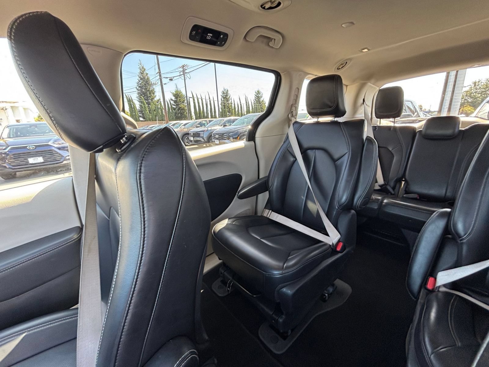 Used 2023 Chrysler Pacifica Touring-L FWD image 41