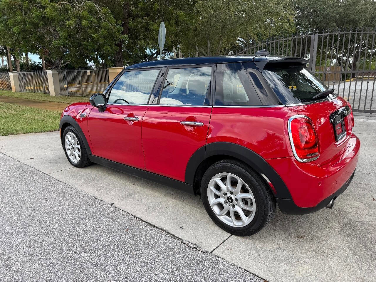 Used 2019 MINI Cooper 4-Door Hardtop w/ Signature Upholstery Package image 14