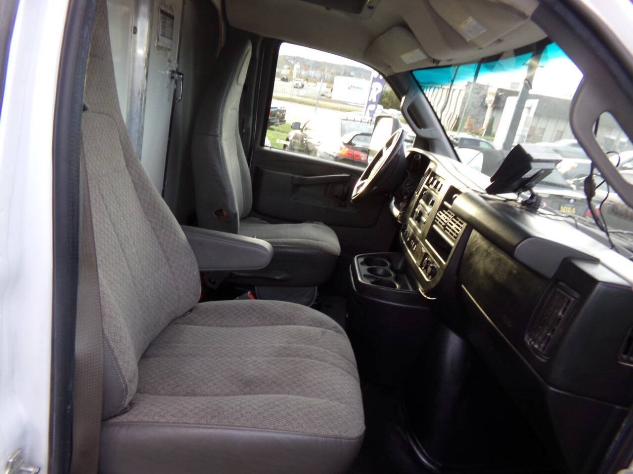 Used 2018 Chevrolet Express 3500 w/ Power Convenience Package RWD image 13