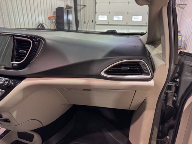 Used 2022 Chrysler Pacifica Touring-L image 28