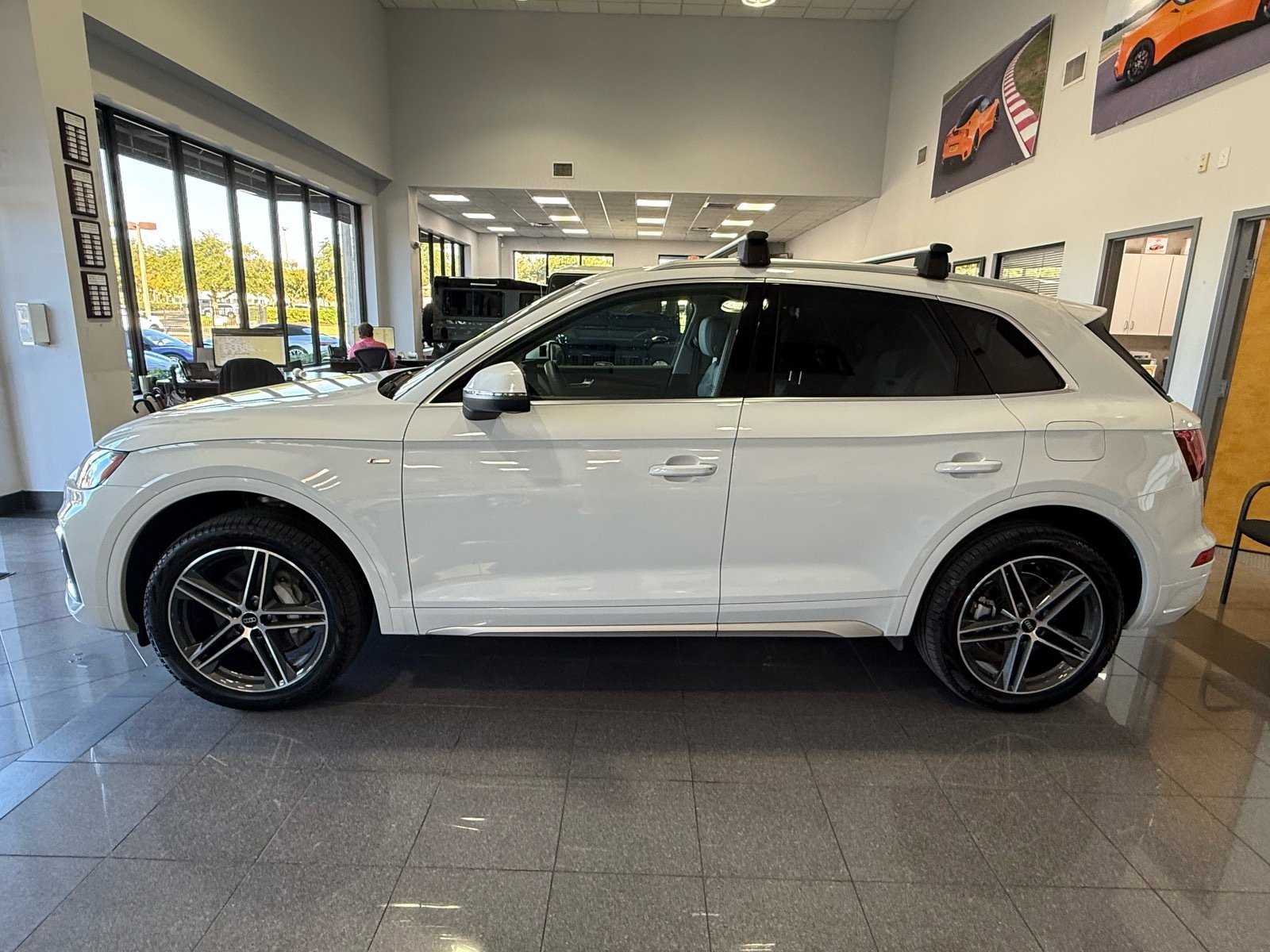 Used 2024 Audi Q5 e Premium Plus w/ Premium Plus Package image 2