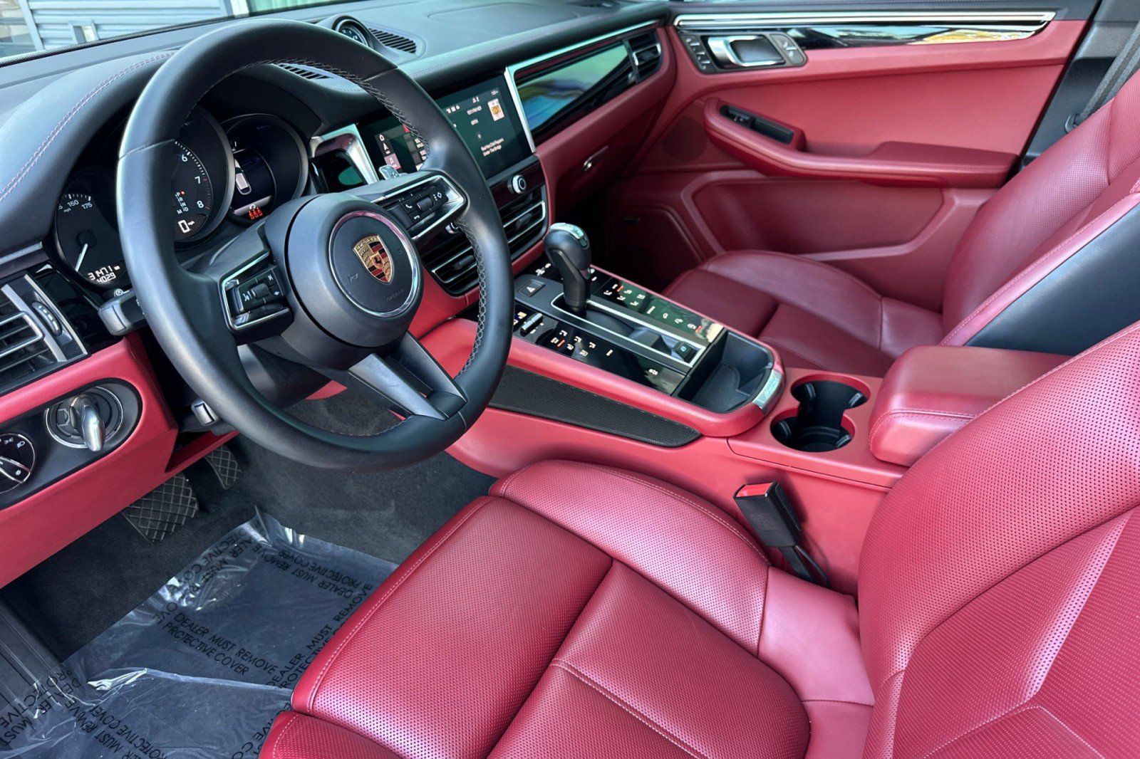 Certified 2022 Porsche Macan image 4