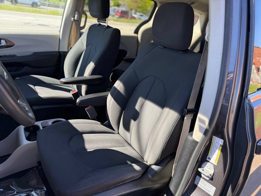 Used 2017 Chrysler Pacifica Touring FWD image 20