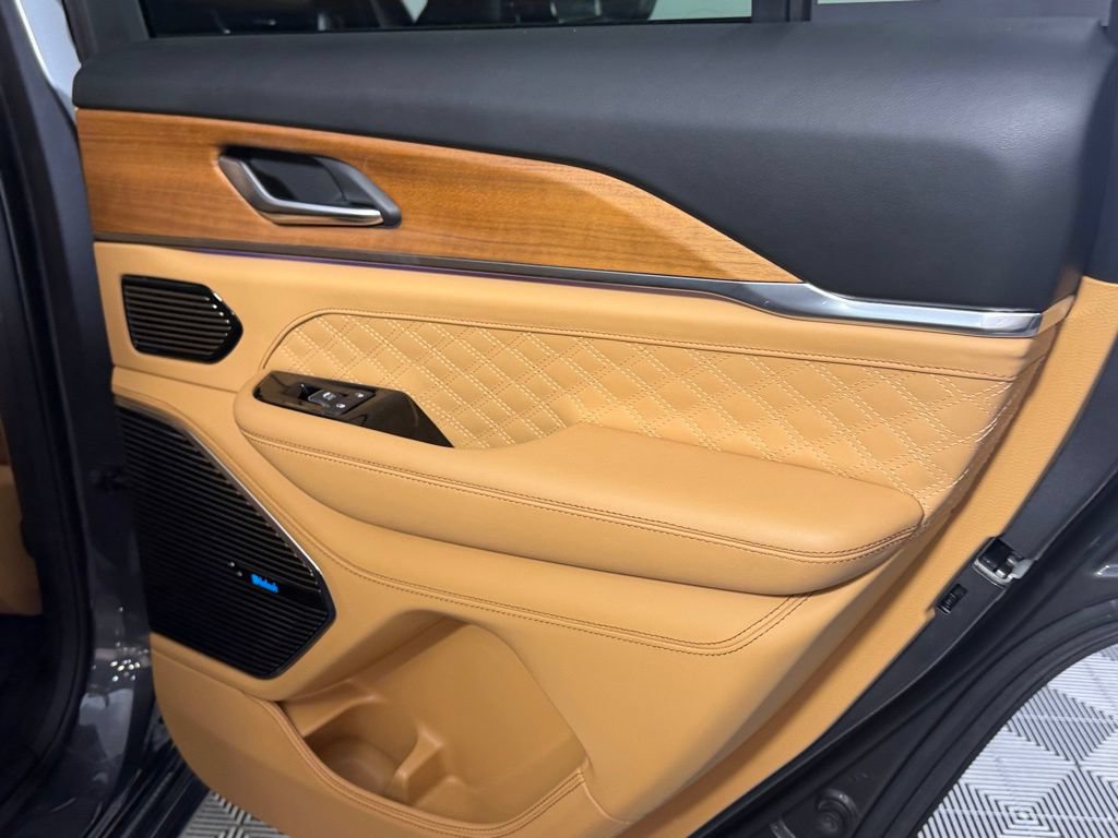 Certified 2022 Jeep Grand Cherokee Summit AWD/4WD image 29