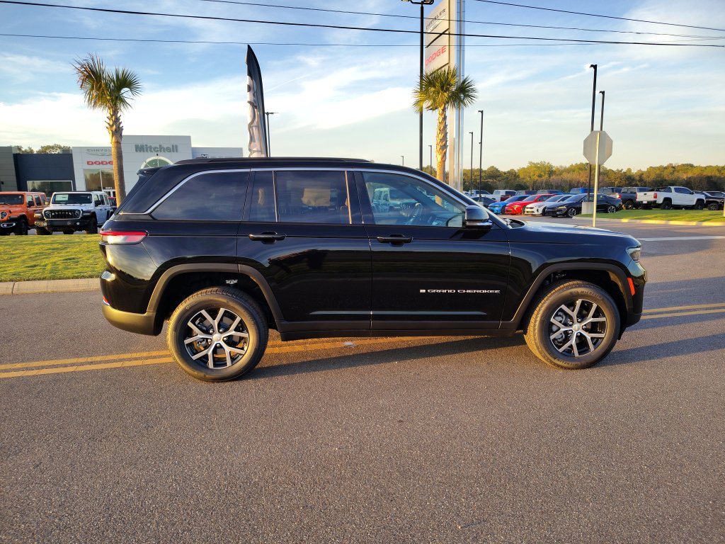 New 2025 Jeep Grand Cherokee Limited RWD image 12