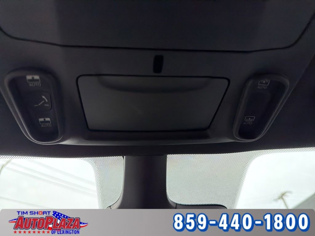 Used 2025 Chrysler Pacifica Limited image 18