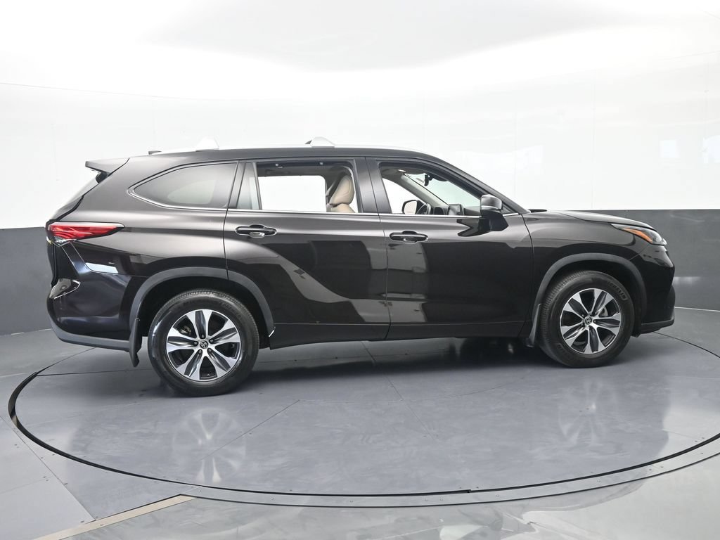 Used 2022 Toyota Highlander XLE FWD image 7