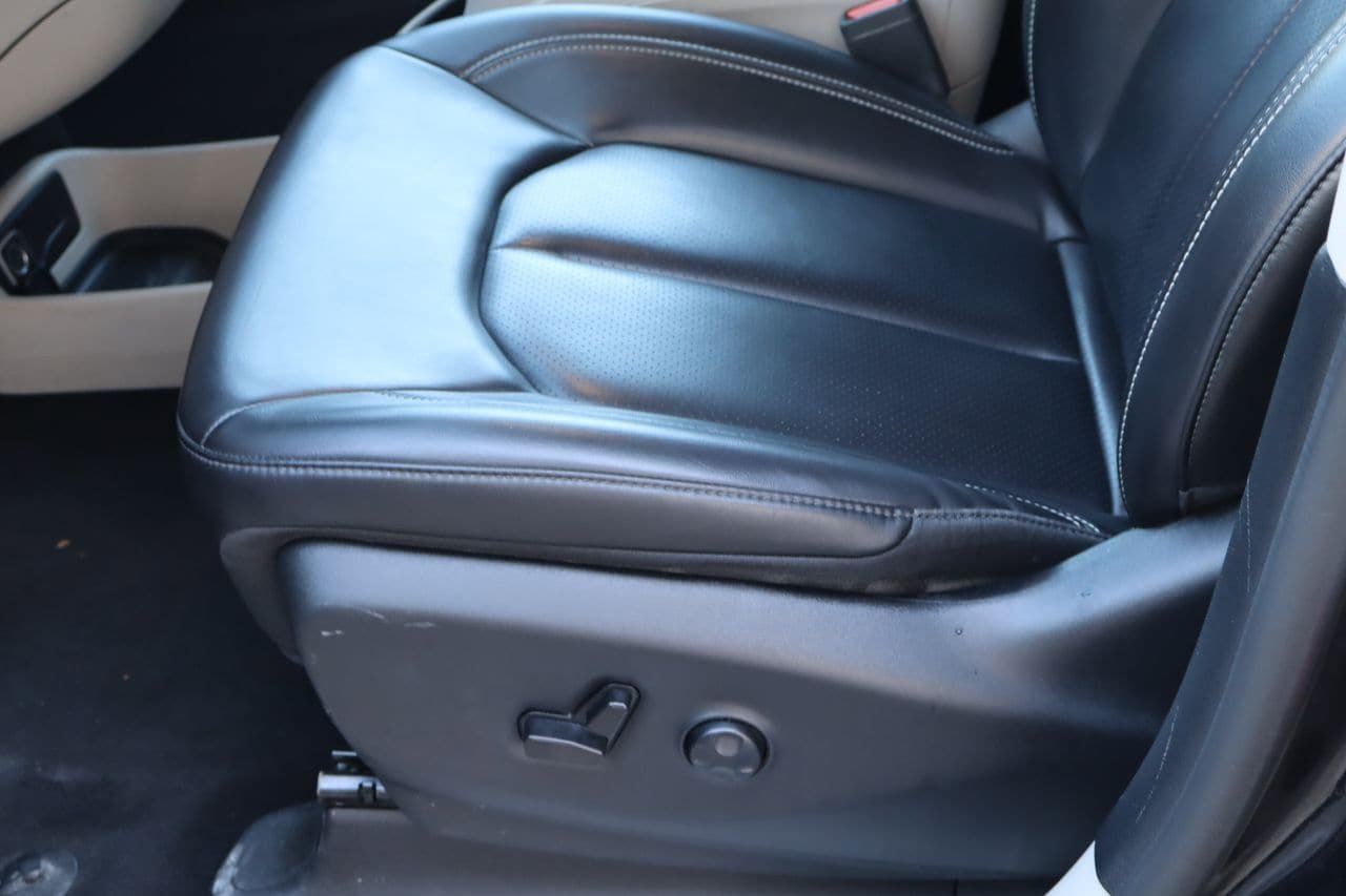 Used 2023 Chrysler Pacifica Touring-L FWD image 15