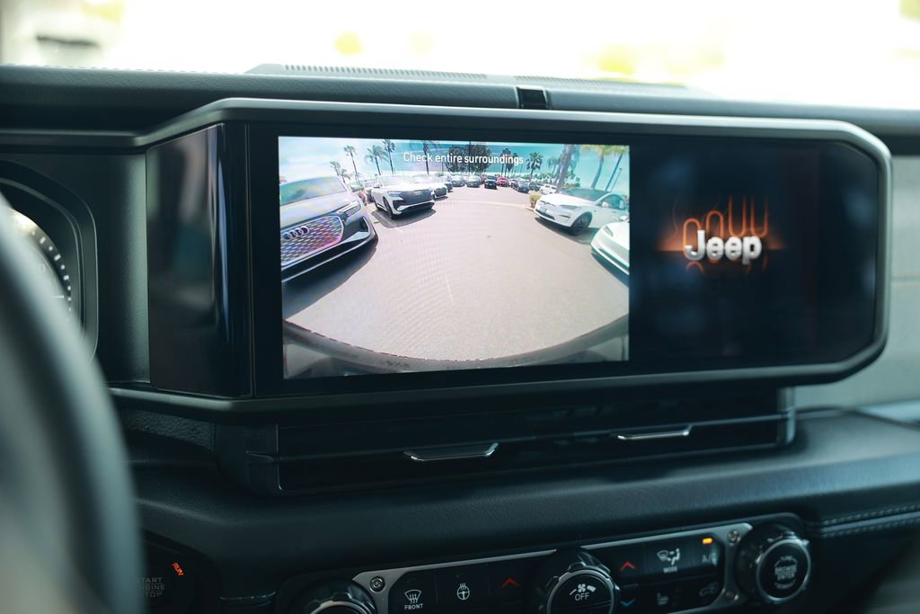 Used 2025 Jeep Wrangler Unlimited Sahara image 25