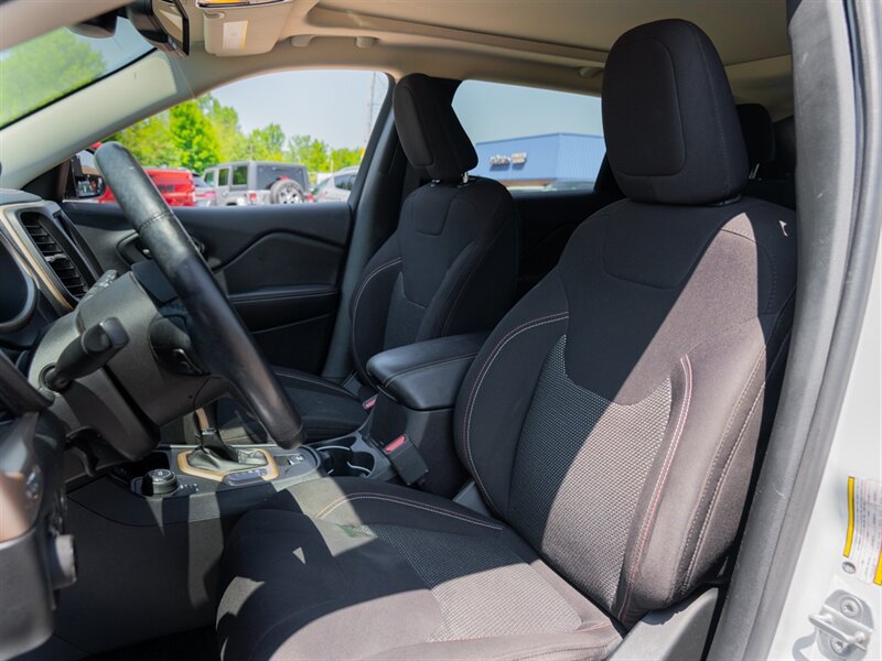 Used 2017 Jeep Cherokee 75th Anniversary AWD/4WD image 17