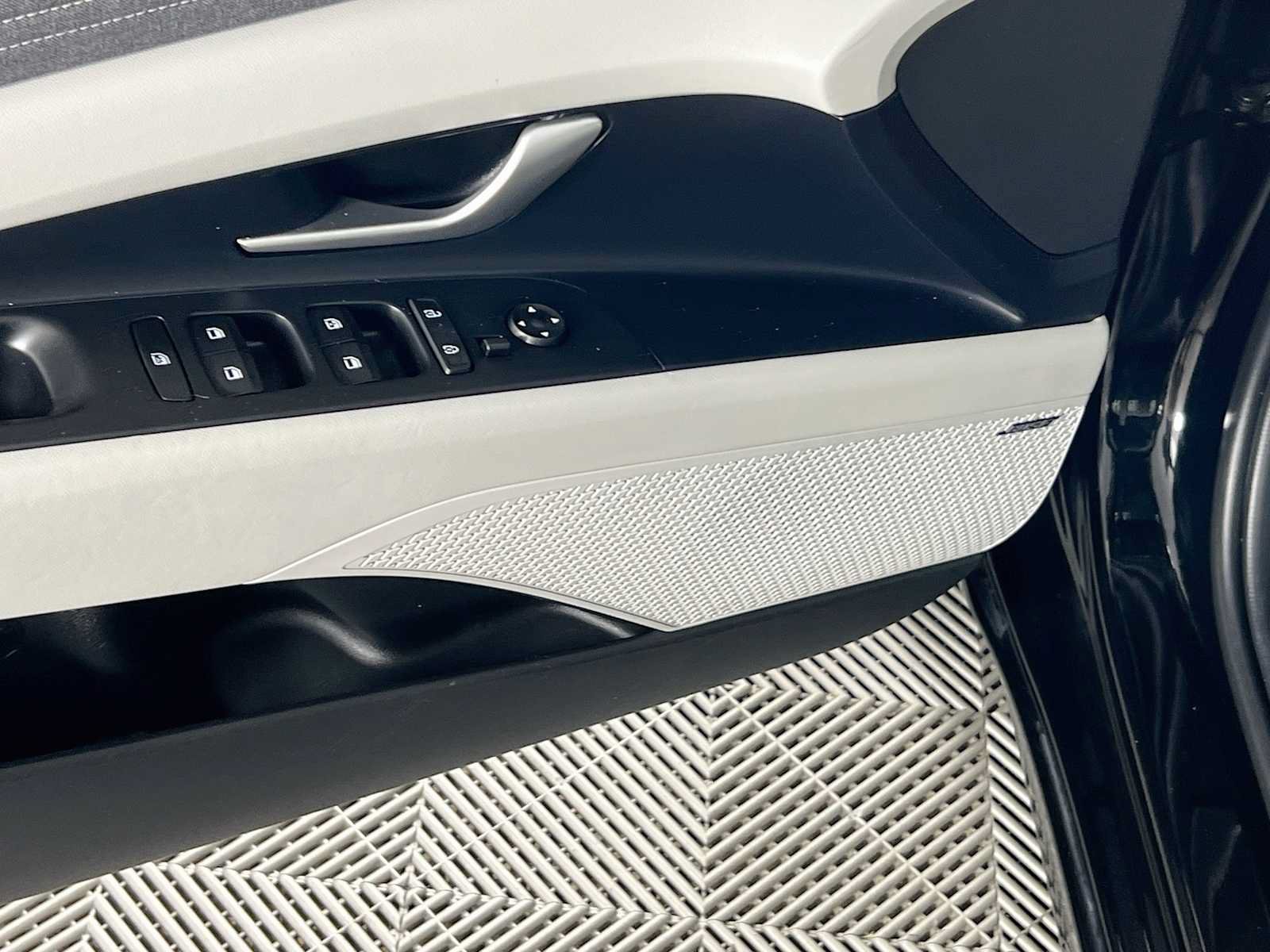 Certified 2025 Hyundai Elantra Limited FWD image 19