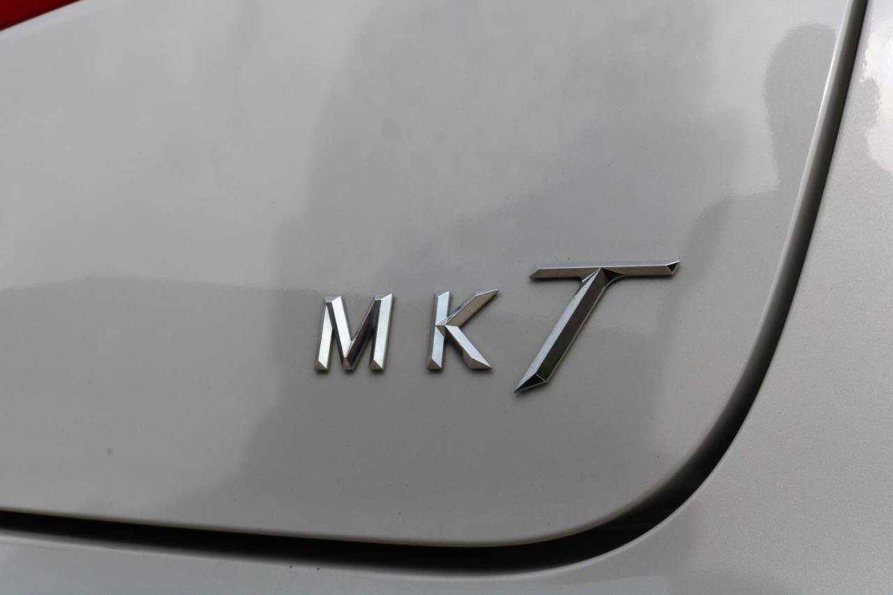 Used 2019 Lincoln MKT AWD image 12