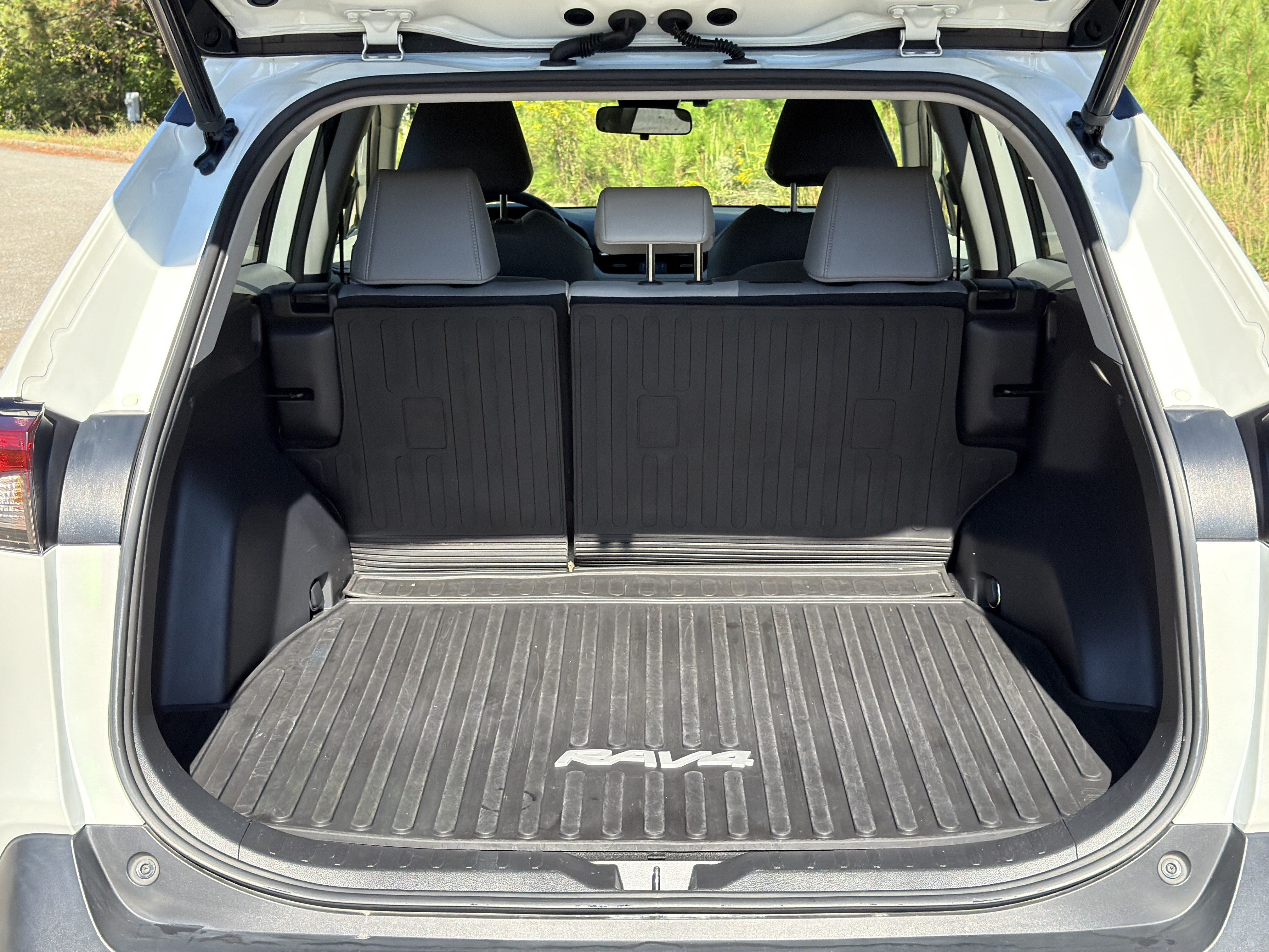 Used 2022 Toyota RAV4 XLE Premium AWD/4WD image 18