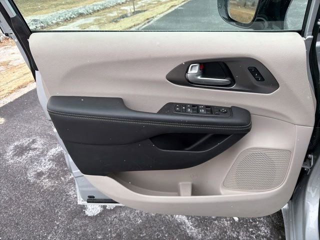 Used 2024 Chrysler Pacifica Touring-L image 20