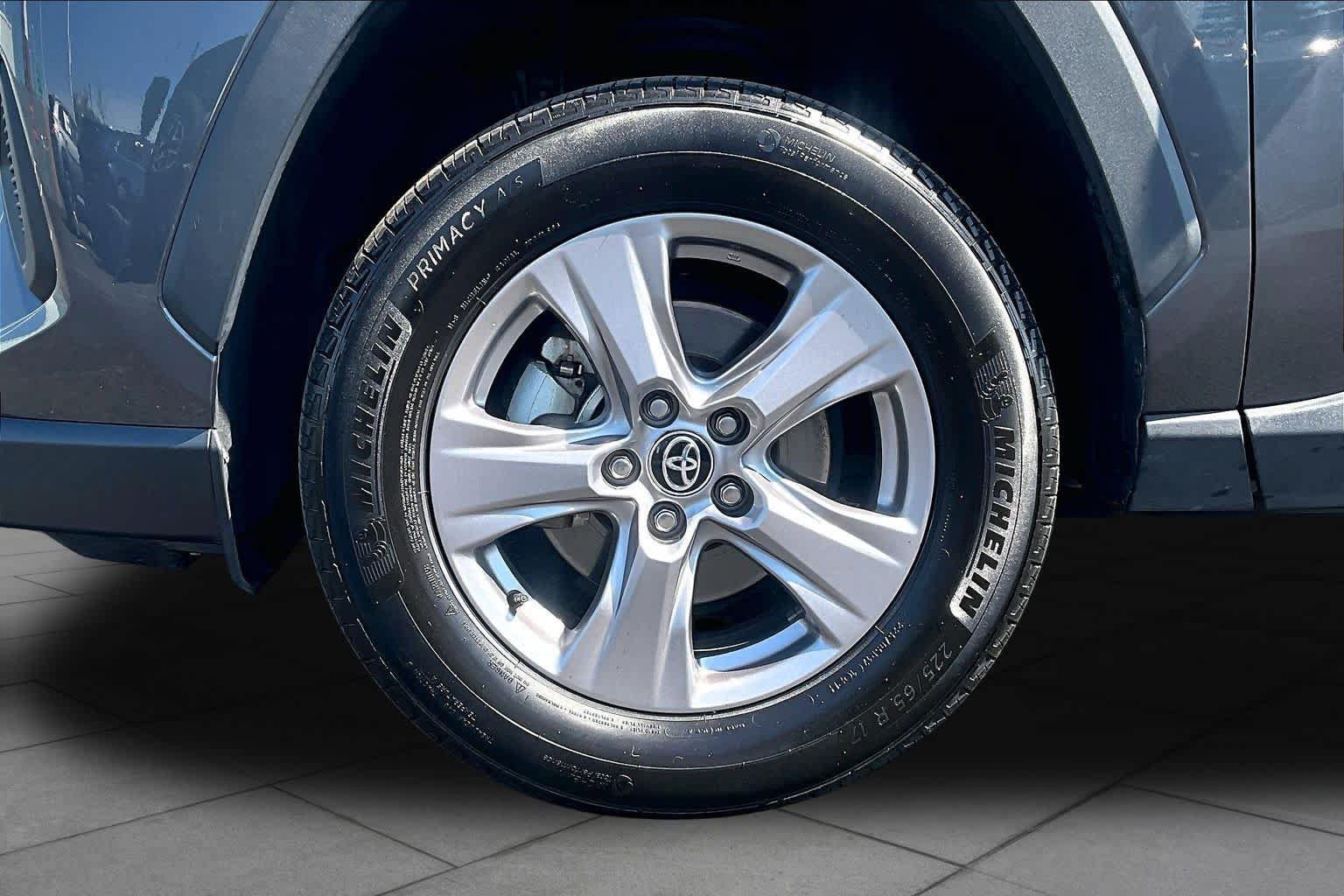 Used 2025 Toyota RAV4 XLE AWD/4WD image 11