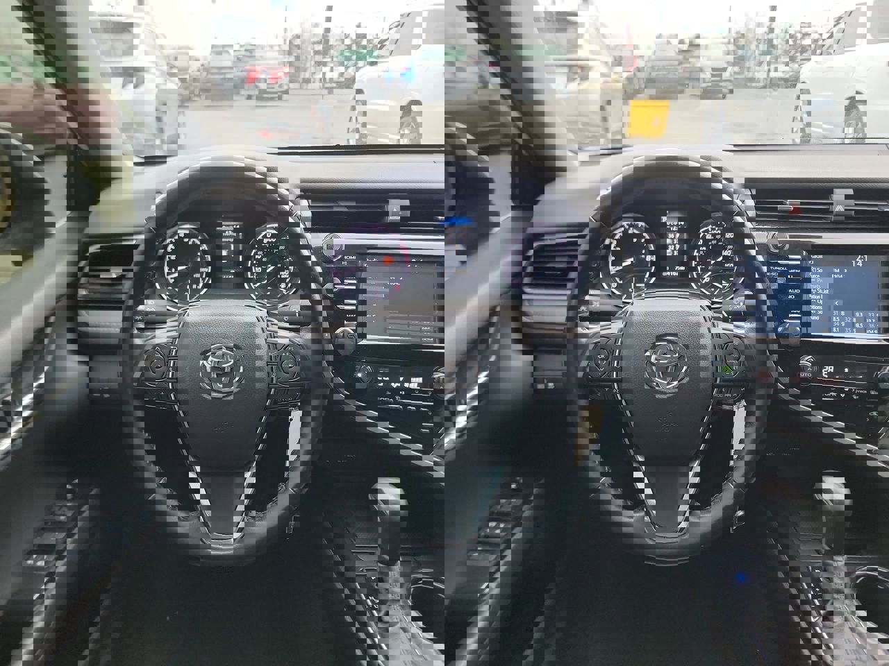 Used 2020 Toyota Camry SE image 14