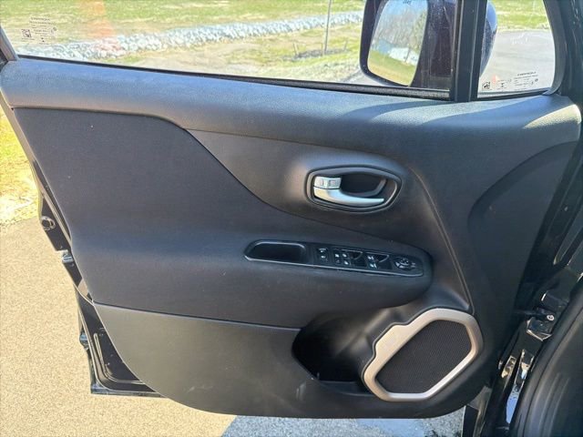 Used 2016 Jeep Renegade Latitude FWD image 16