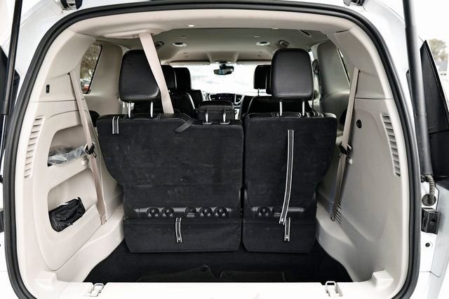 Used 2024 Chrysler Pacifica Touring-L image 28