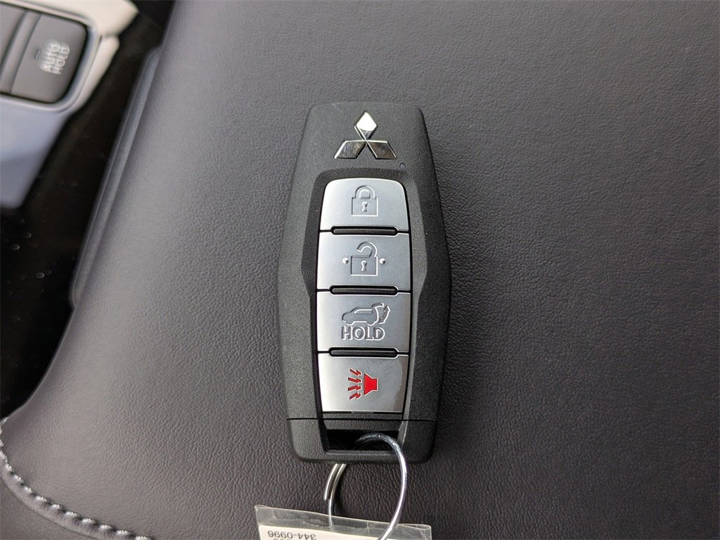 New 2025 Mitsubishi Outlander SE image 30