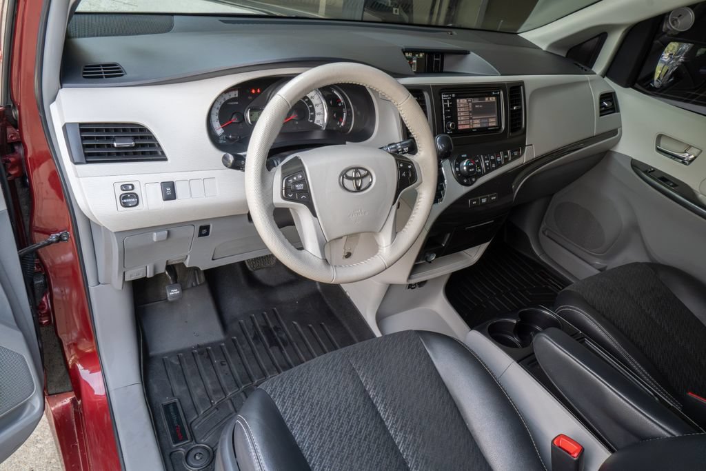 Used 2014 Toyota Sienna SE FWD image 9