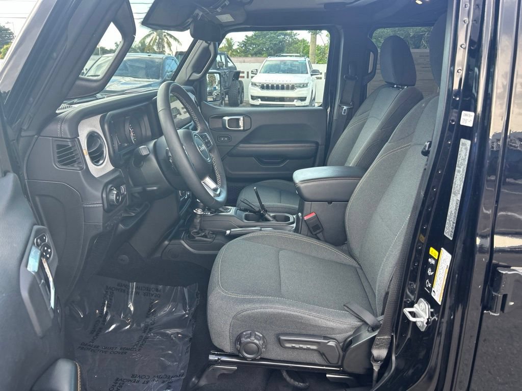 Used 2025 Jeep Wrangler Unlimited Sahara AWD/4WD image 9