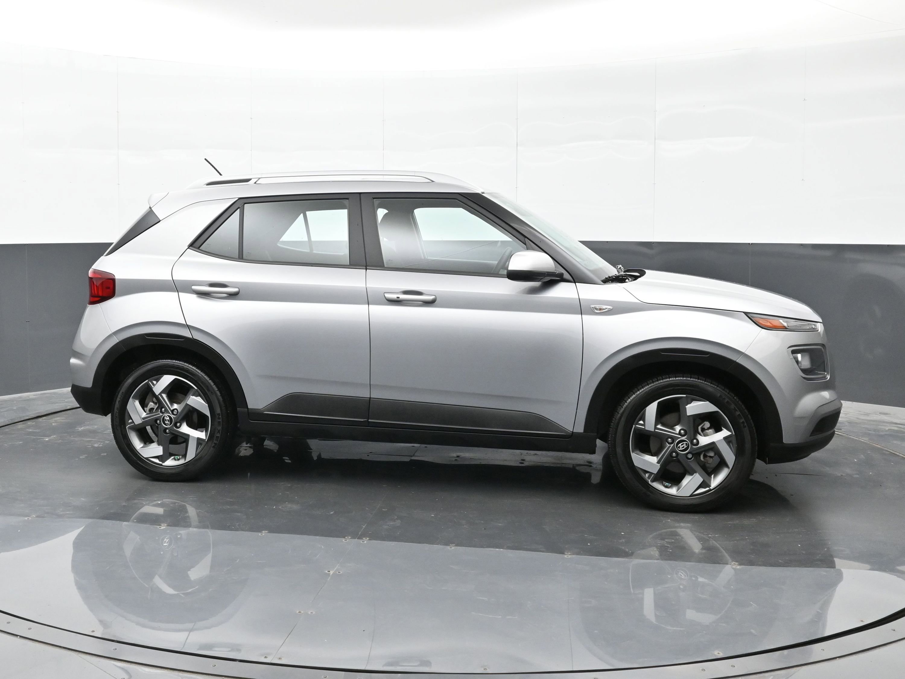 Used 2024 Hyundai Venue SEL image 9
