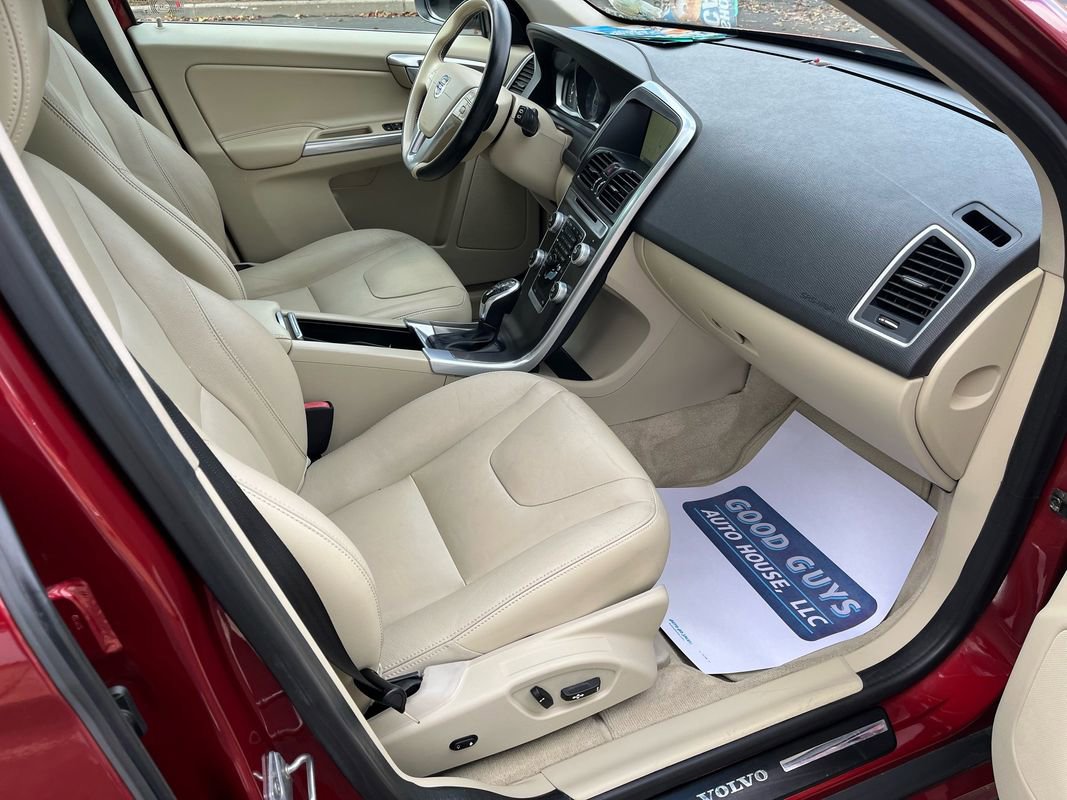 Used 2016 Volvo XC60 T6 w/ Proximity Package image 21