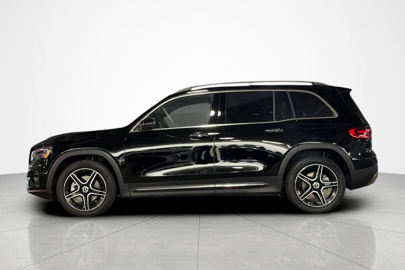 New 2026 Mercedes-Benz GLB 250 image 2