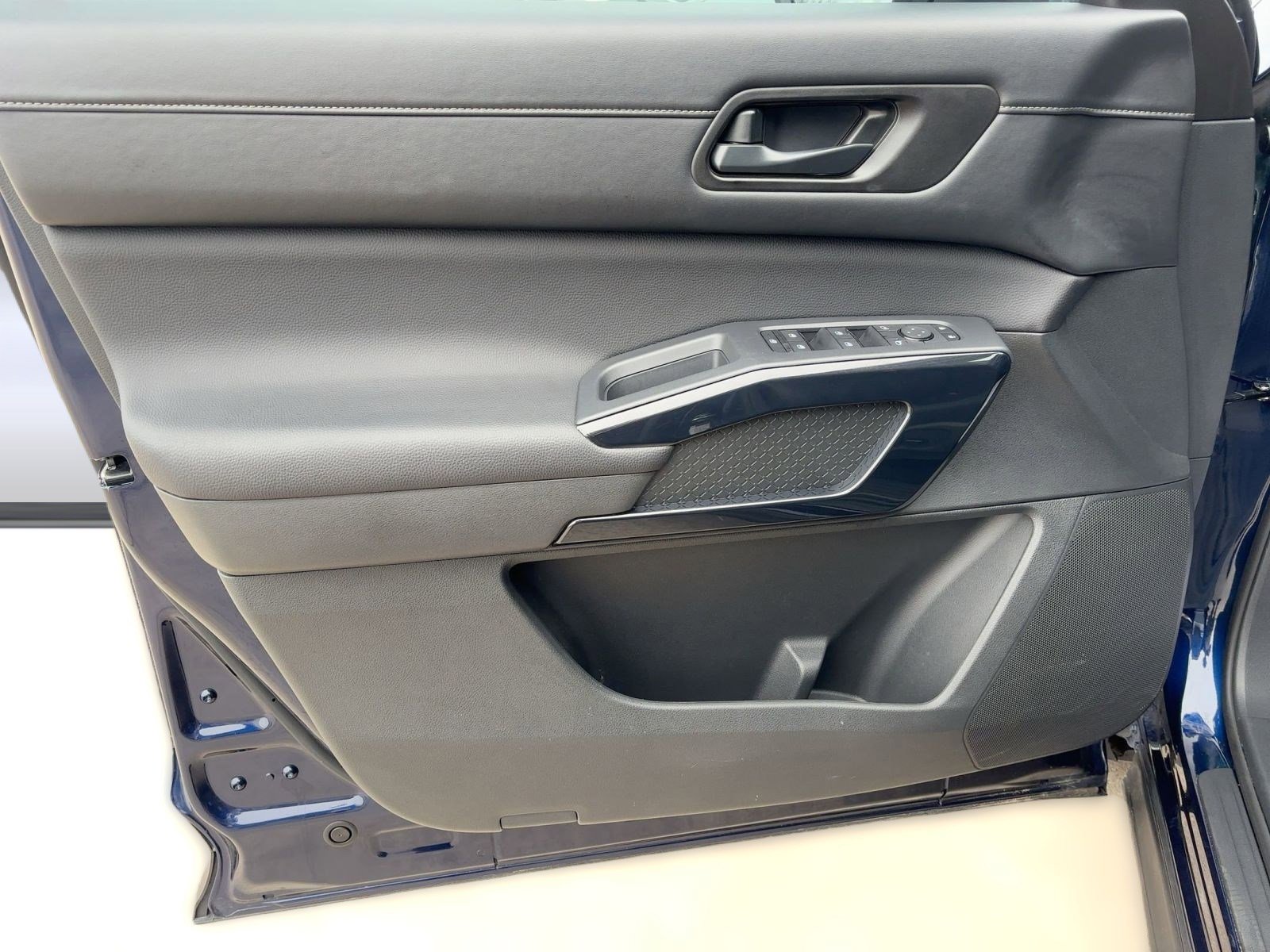 Used 2025 Nissan Pathfinder SV image 21