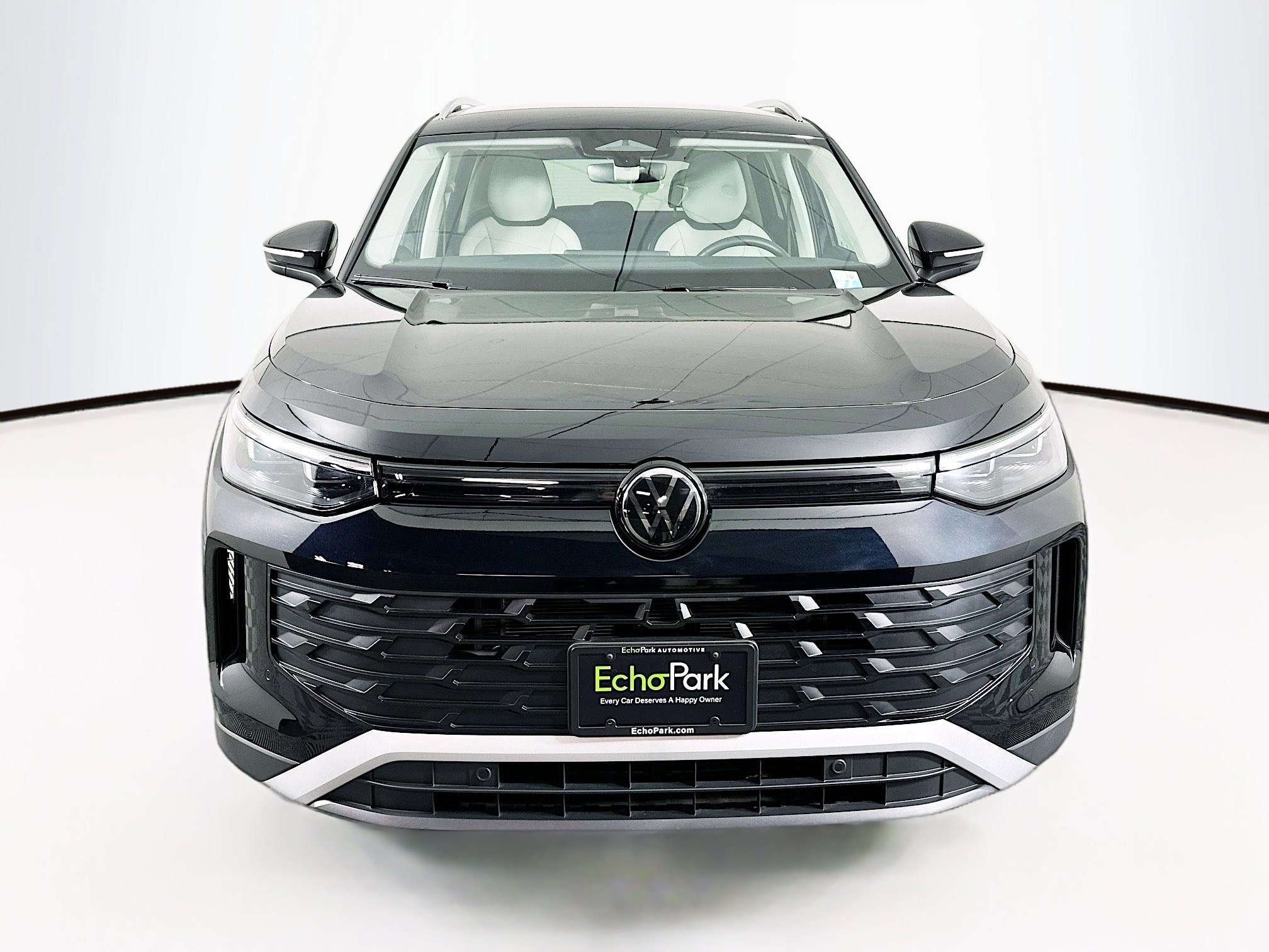 Used 2025 Volkswagen Tiguan SE image 2