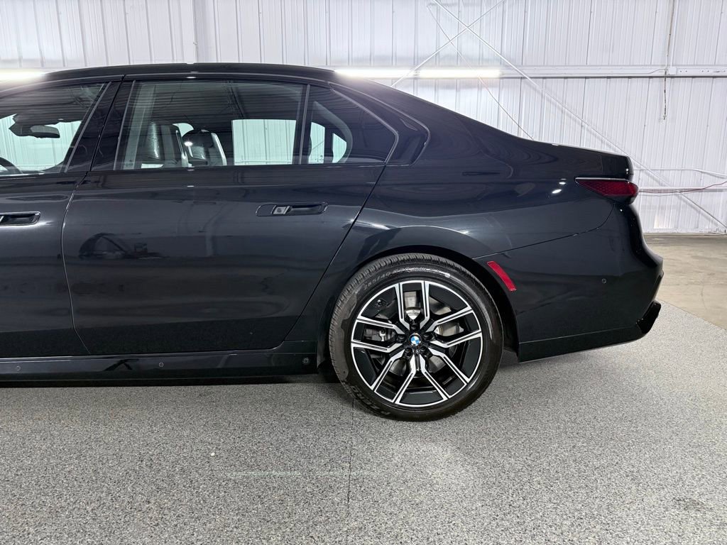 Used 2023 BMW 760i xDrive w/ Executive Package image 10