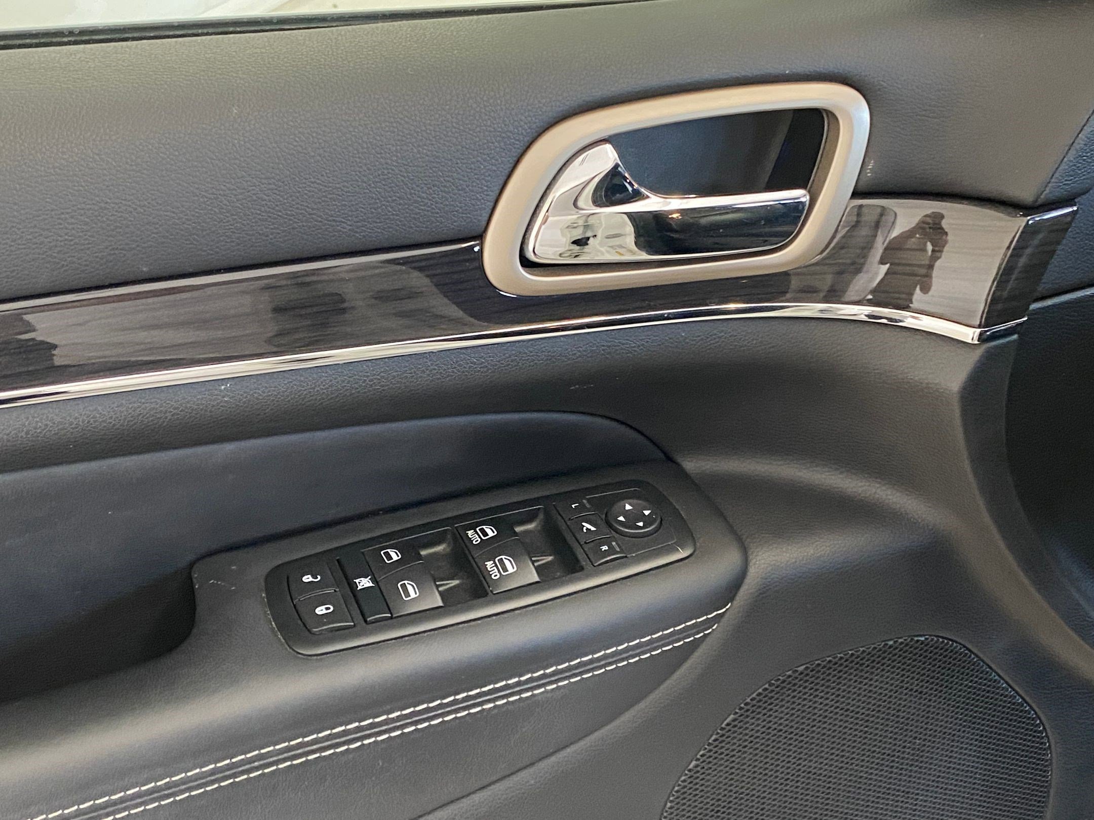 Used 2015 Jeep Grand Cherokee Overland w/ Advanced Technology Group image 25