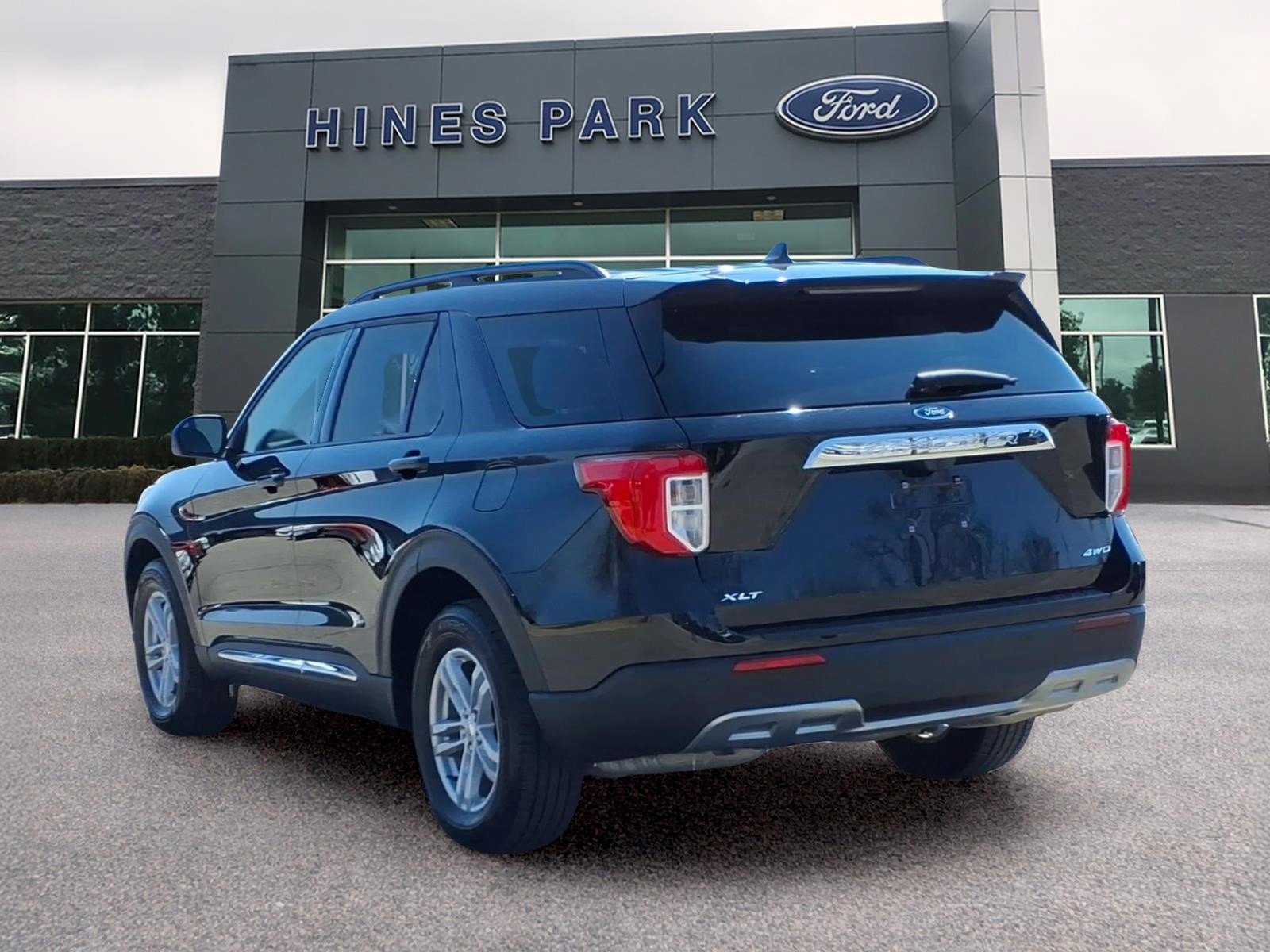 Certified 2024 Ford Explorer XLT w/ Equipment Group 202A AWD/4WD image 5