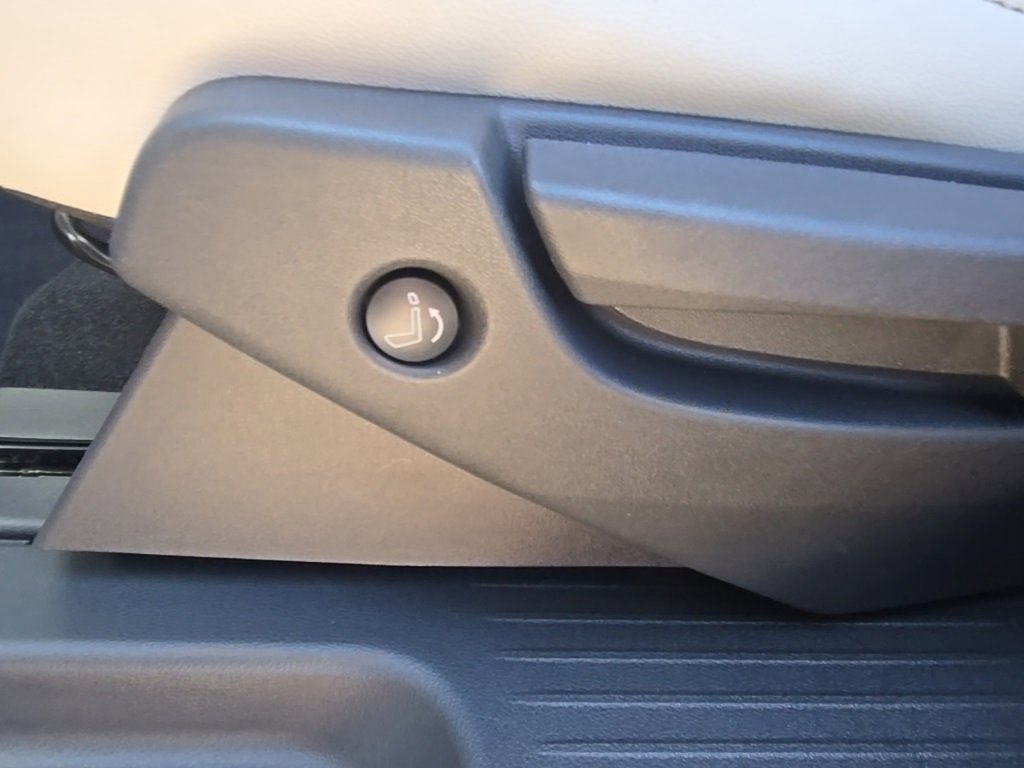 New 2025 Nissan Pathfinder SL w/ Black Appearance Package image 38