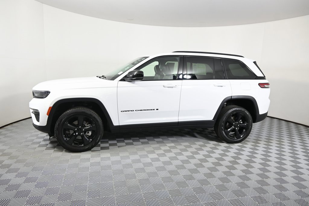 Used 2023 Jeep Grand Cherokee Limited w/ Black Appearance Package image 2