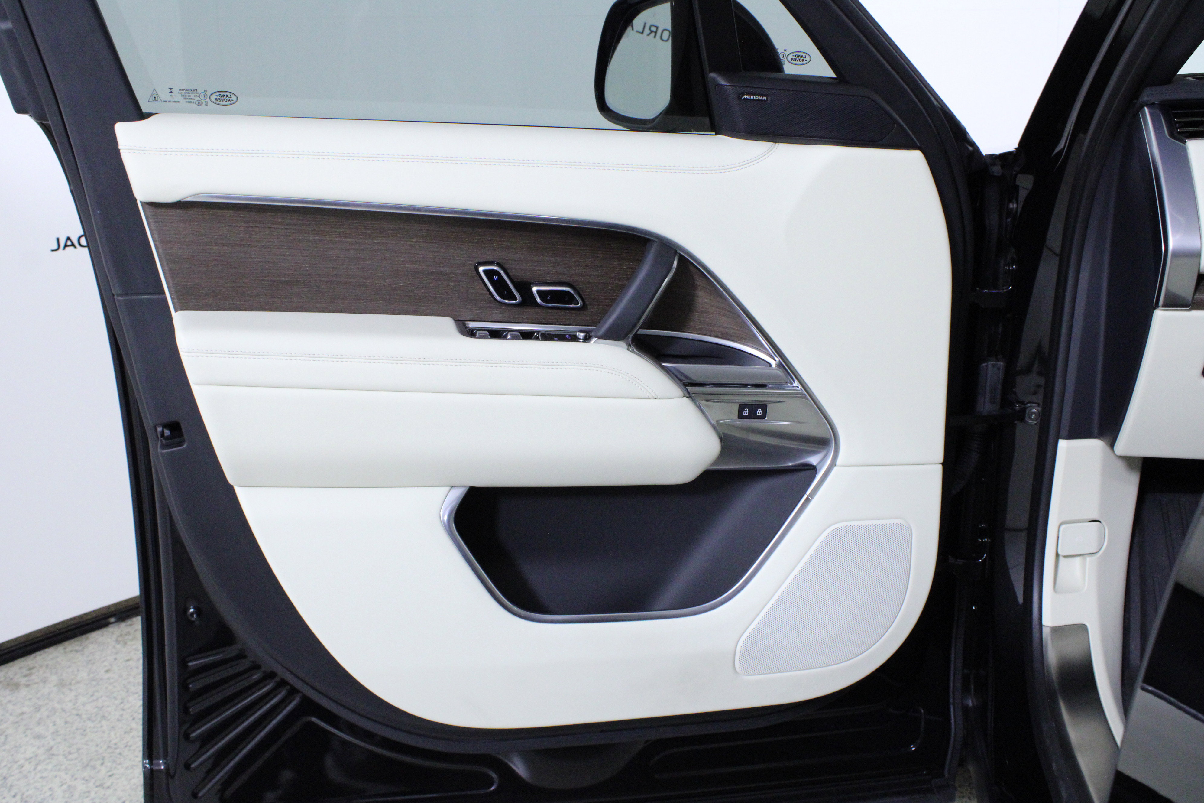 Used 2024 Land Rover Range Rover SE image 18