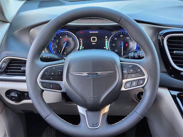 Used 2024 Chrysler Pacifica Touring-L image 26