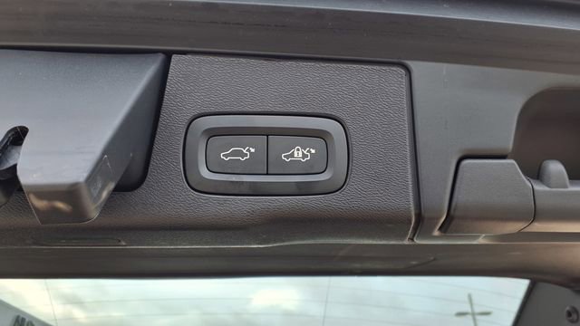 Used 2025 Volvo XC60 B5 Core image 11