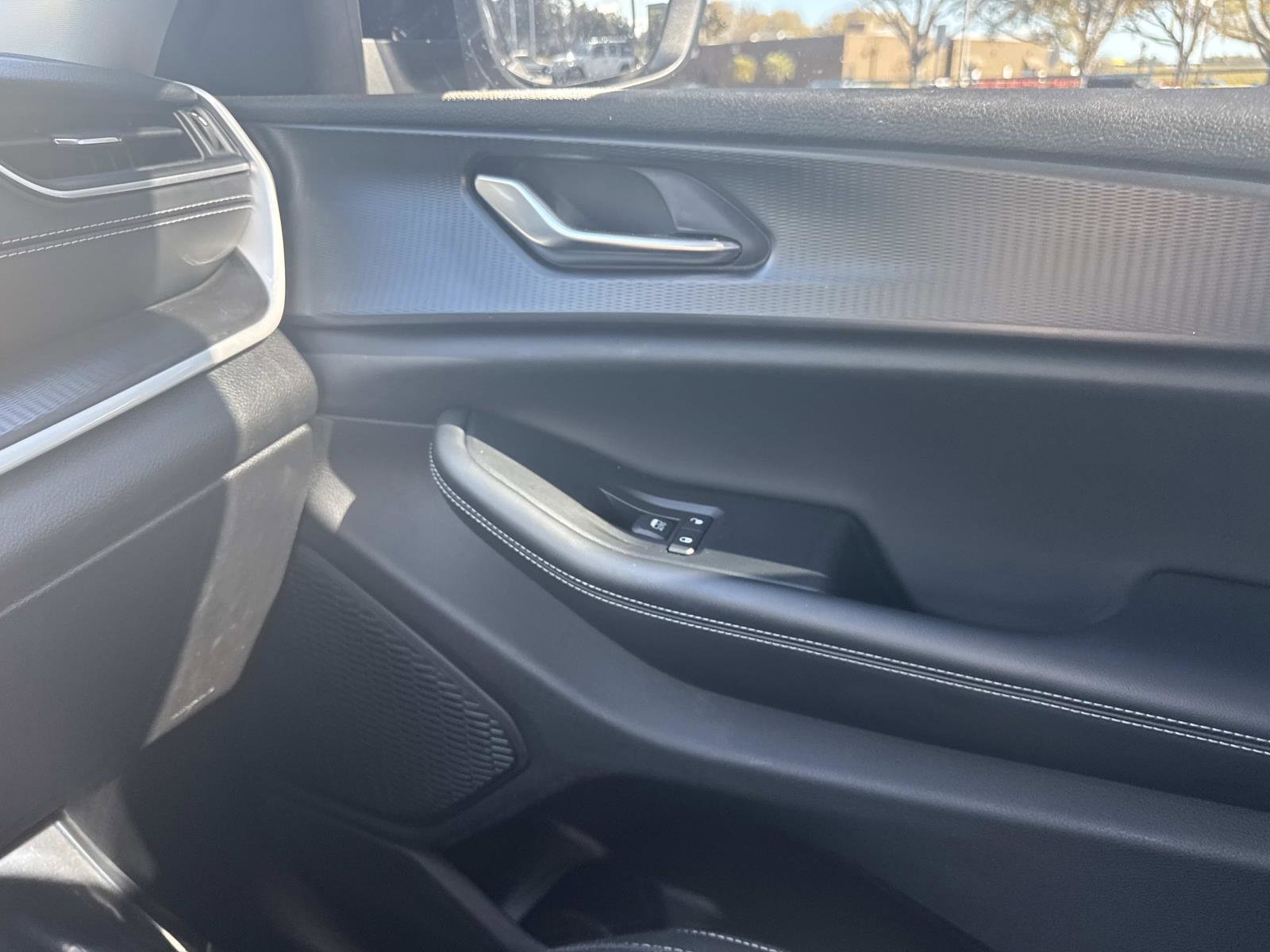 Used 2023 Jeep Grand Cherokee Laredo image 19