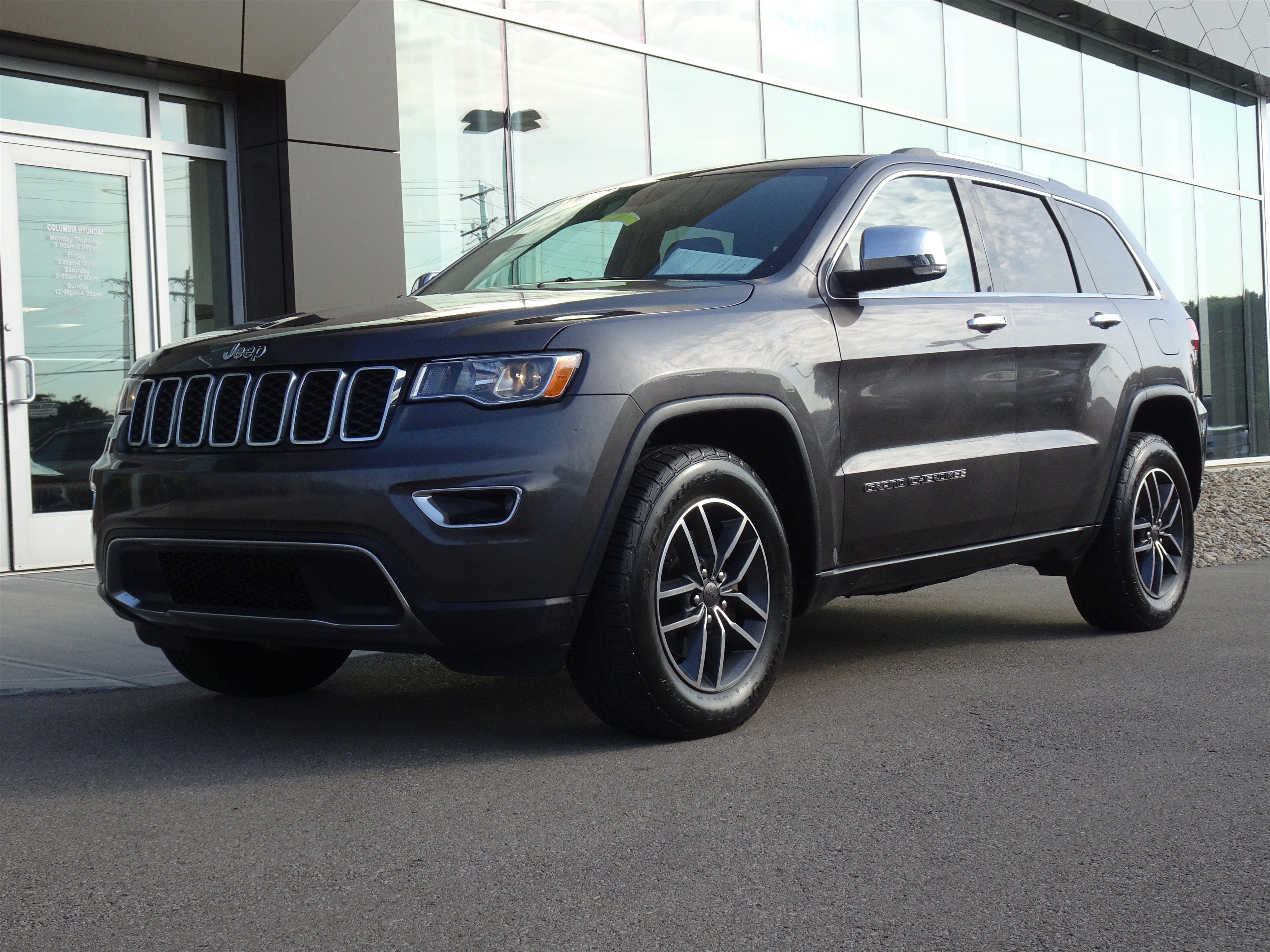 Used 2019 Jeep Grand Cherokee Limited AWD/4WD image 1