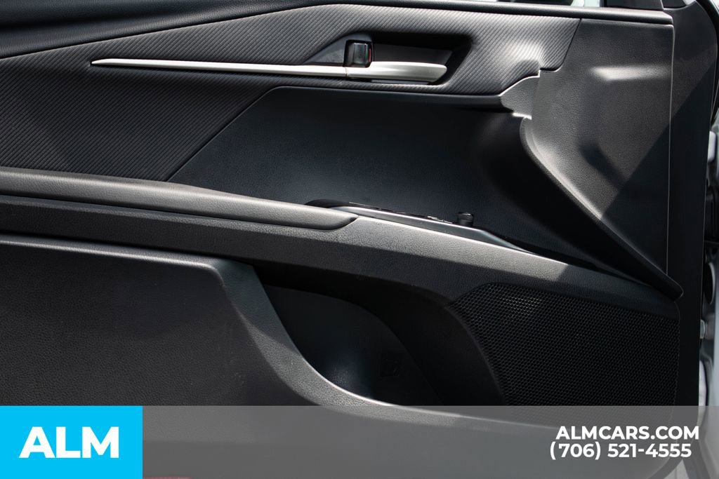 Used 2025 Toyota Camry SE image 28