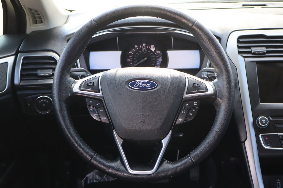 Used 2017 Ford Fusion SE w/ Equipment Group 201A FWD image 18
