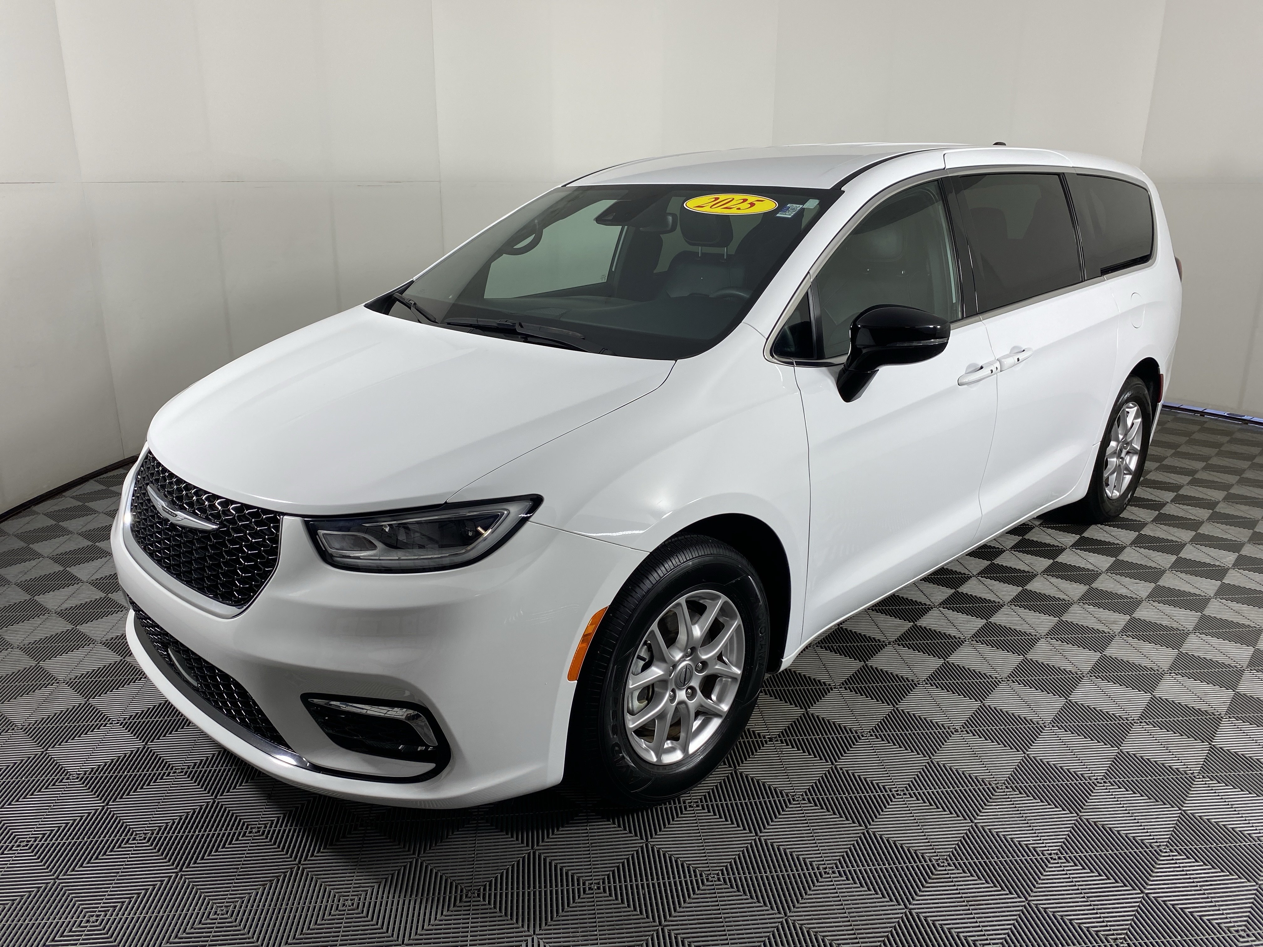 Used 2025 Chrysler Pacifica Select FWD image 10